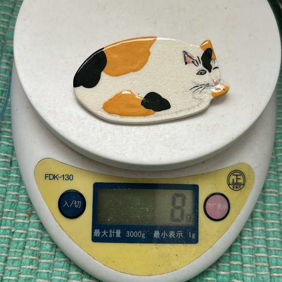 🖤1970s Vintage ©️Parrot Pearls marked handmade ceramic Cat brooch